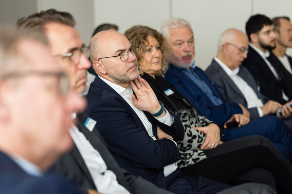 Profilbild für Vertiefungssession | Mensch und Maschine: Wer trifft die letzte Entscheidung?